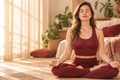 Mujer meditando con ropa borgoña en un espacio cálido